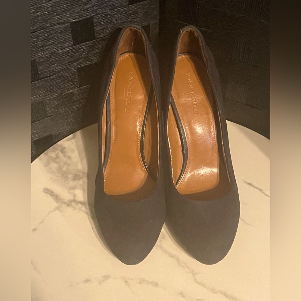 Women’s Classic Suede Pointed-Toe Pumps - Black